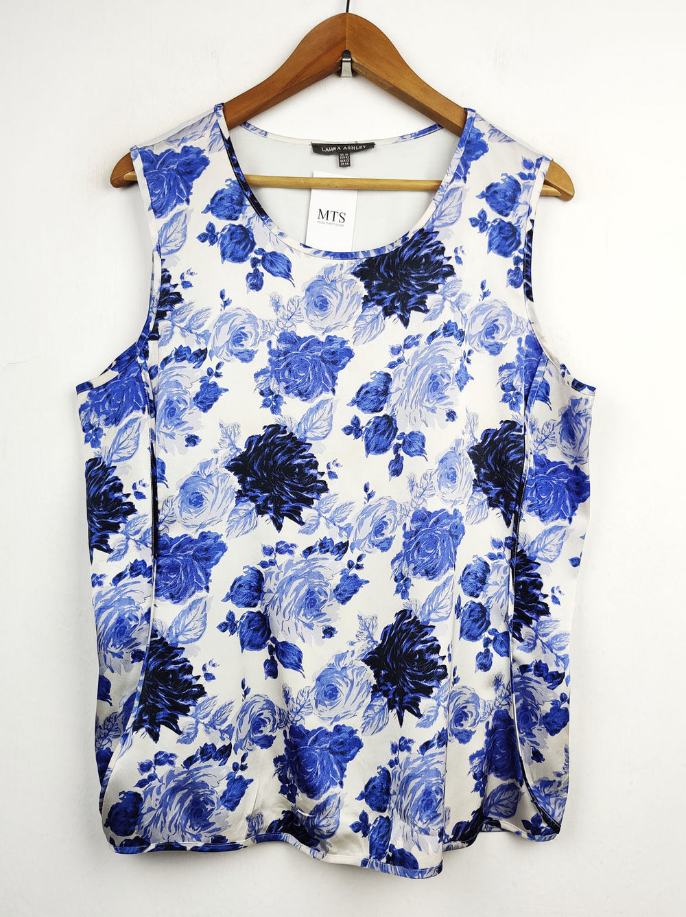 Buy online pre-used pre-loved 100% authentic & Original branded Laura Ashley (SWT-2788) available in Pakistan. Top international brands avilable.