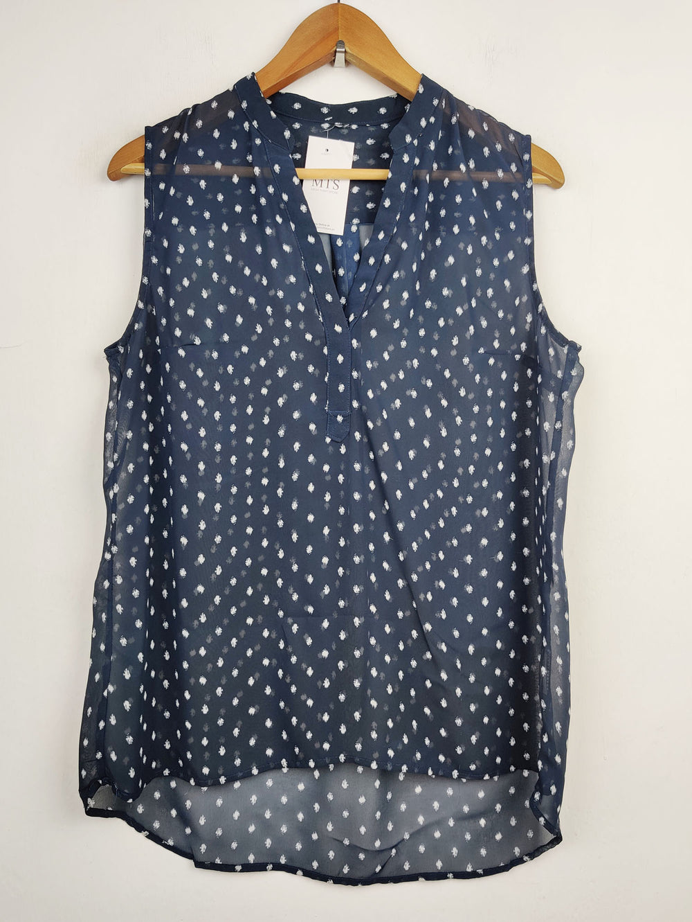 Buy online pre-used pre-loved 100% authentic & Original branded Unknown Brand (SWT-2804) available in Pakistan. Top international brands avilable.