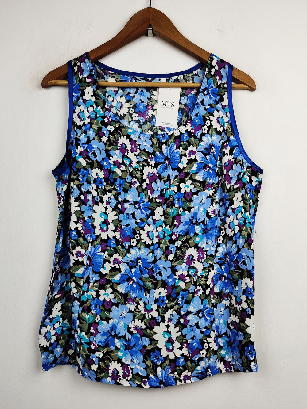 Buy online pre-used pre-loved 100% authentic & Original branded Unknown Brand (SWT-2808) available in Pakistan. Top international brands avilable.