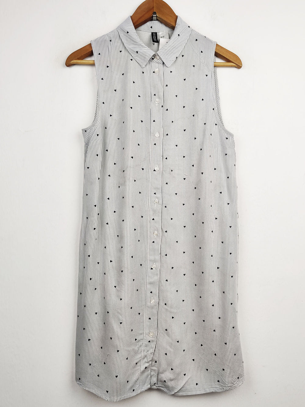 Buy online pre-used pre-loved 100% authentic & Original branded H&M (SWT-2816) available in Pakistan. Top international brands avilable.