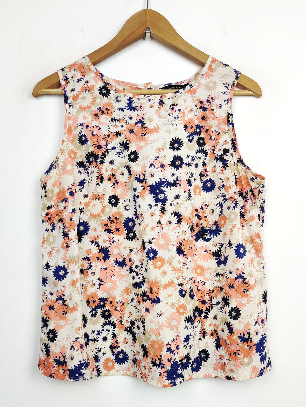 Buy online pre-used pre-loved 100% authentic & Original branded New Look (SWT-2906) available in Pakistan. Top international brands avilable.