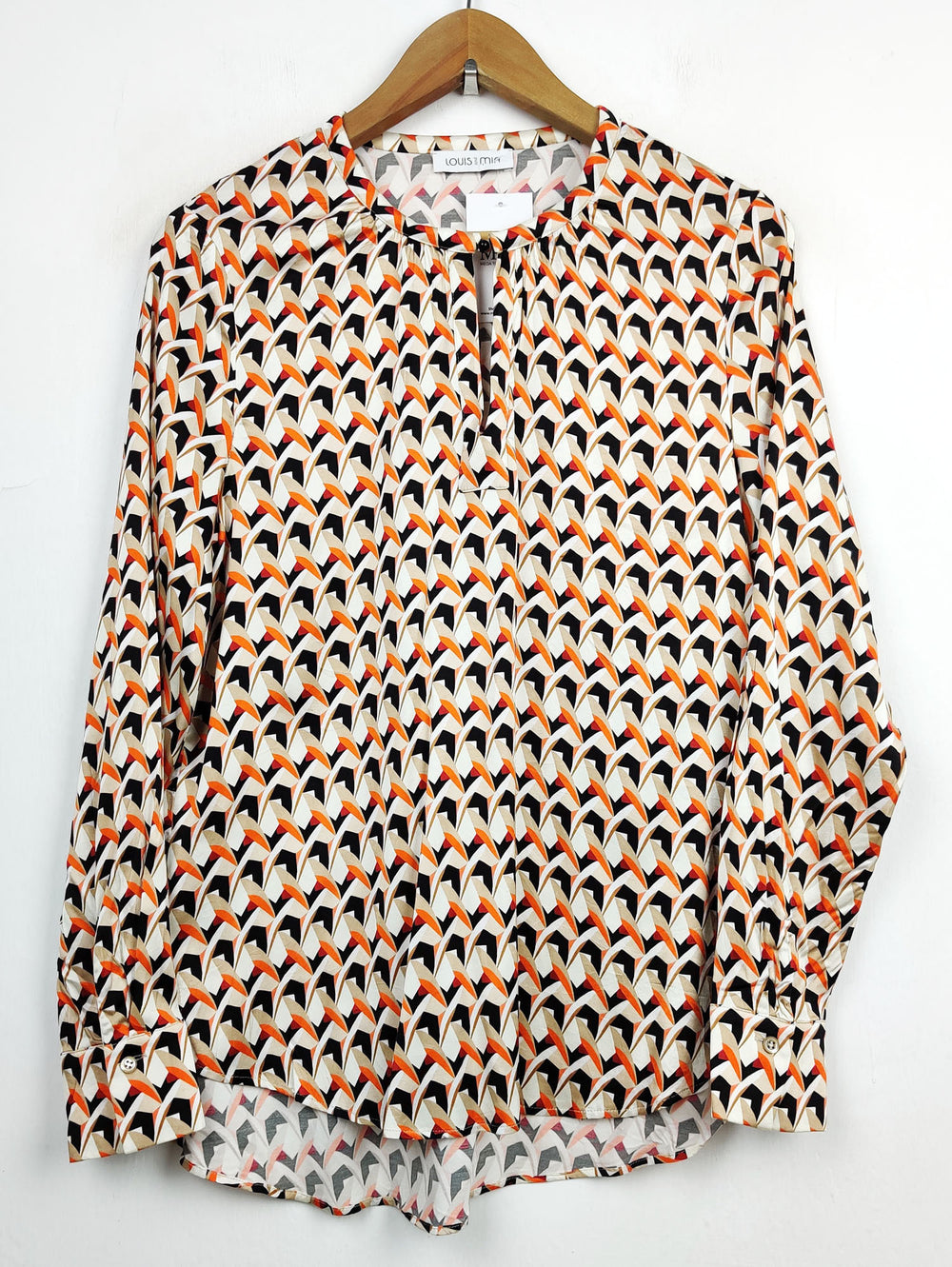 Buy online pre-used pre-loved 100% authentic & Original branded Louis And Mih (SWT-3012) available in Pakistan. Top international brands avilable.