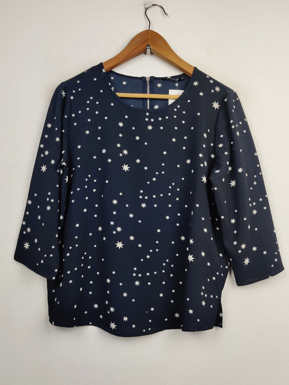 Buy online pre-used pre-loved 100% authentic & Original branded Only (SWT-3177) available in Pakistan. Top international brands avilable.