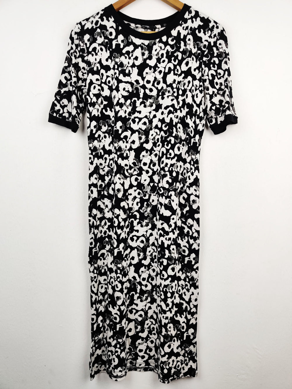 Buy online pre-used pre-loved 100% authentic & Original branded George (SWT-3343) available in Pakistan. Top international brands avilable.