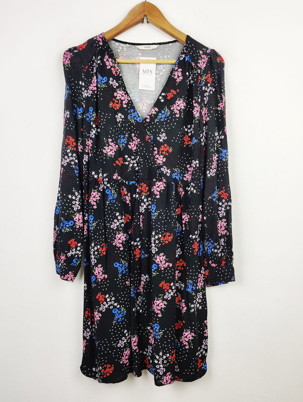 Buy online pre-used pre-loved 100% authentic & Original branded George (SWT-3672) available in Pakistan. Top international brands avilable.