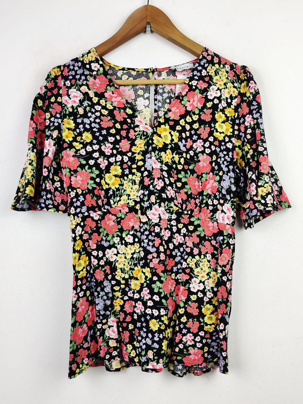 Buy online pre-used pre-loved 100% authentic & Original branded Papaya (SWT-3688) available in Pakistan. Top international brands avilable.