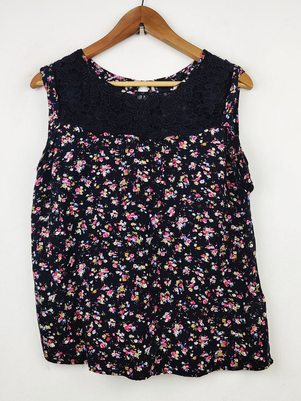 Buy online pre-used pre-loved 100% authentic & Original branded New Look (SWT-3803) available in Pakistan. Top international brands avilable.