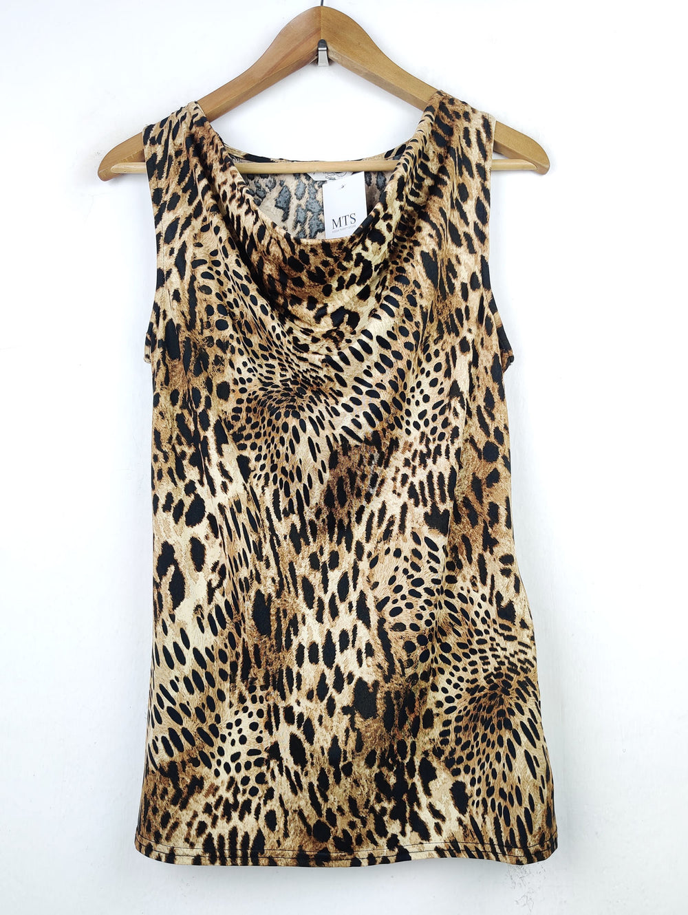 Buy online pre-used pre-loved 100% authentic & Original branded New Look (SWT-3805) available in Pakistan. Top international brands avilable.