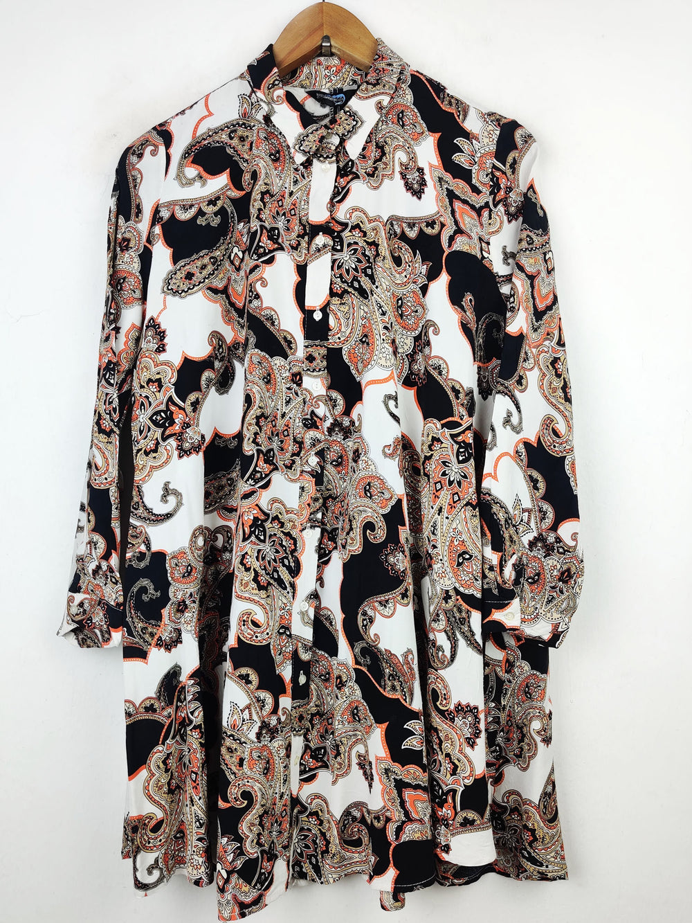 Buy online pre-used pre-loved 100% authentic & Original branded Blue Chameleon (SWT-3835) available in Pakistan. Top international brands avilable.