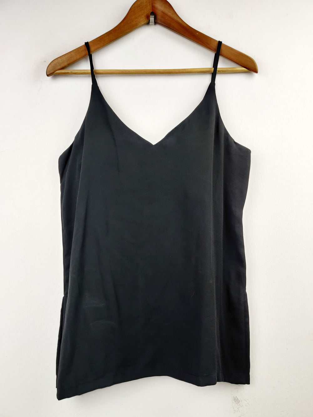 Buy online pre-used pre-loved 100% authentic & Original branded H&M (SWT-3955) available in Pakistan. Top international brands avilable.