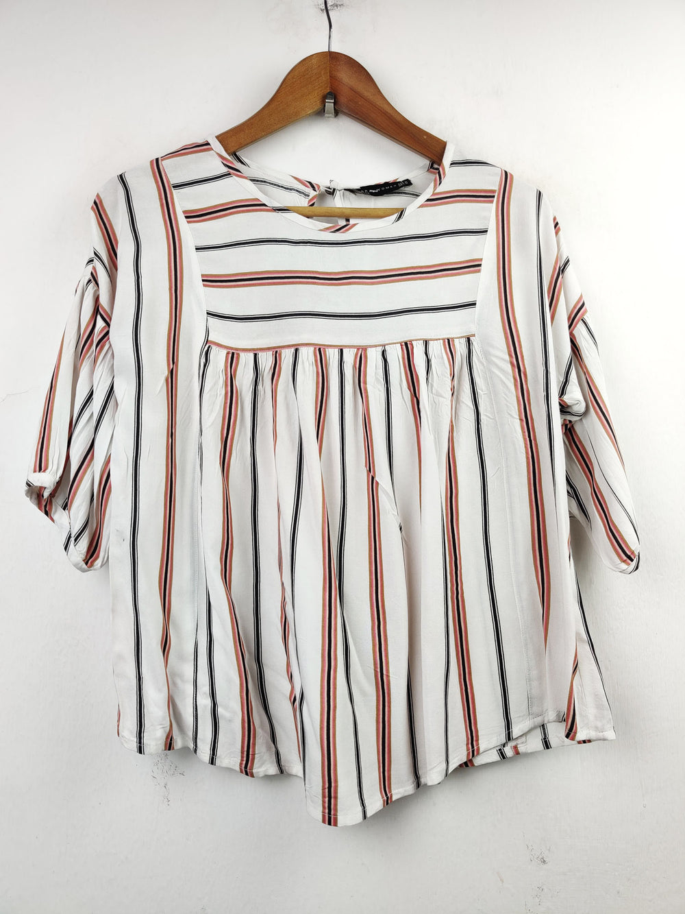 Buy online pre-used pre-loved 100% authentic & Original branded Zara (SWT-3960) available in Pakistan. Top international brands avilable.