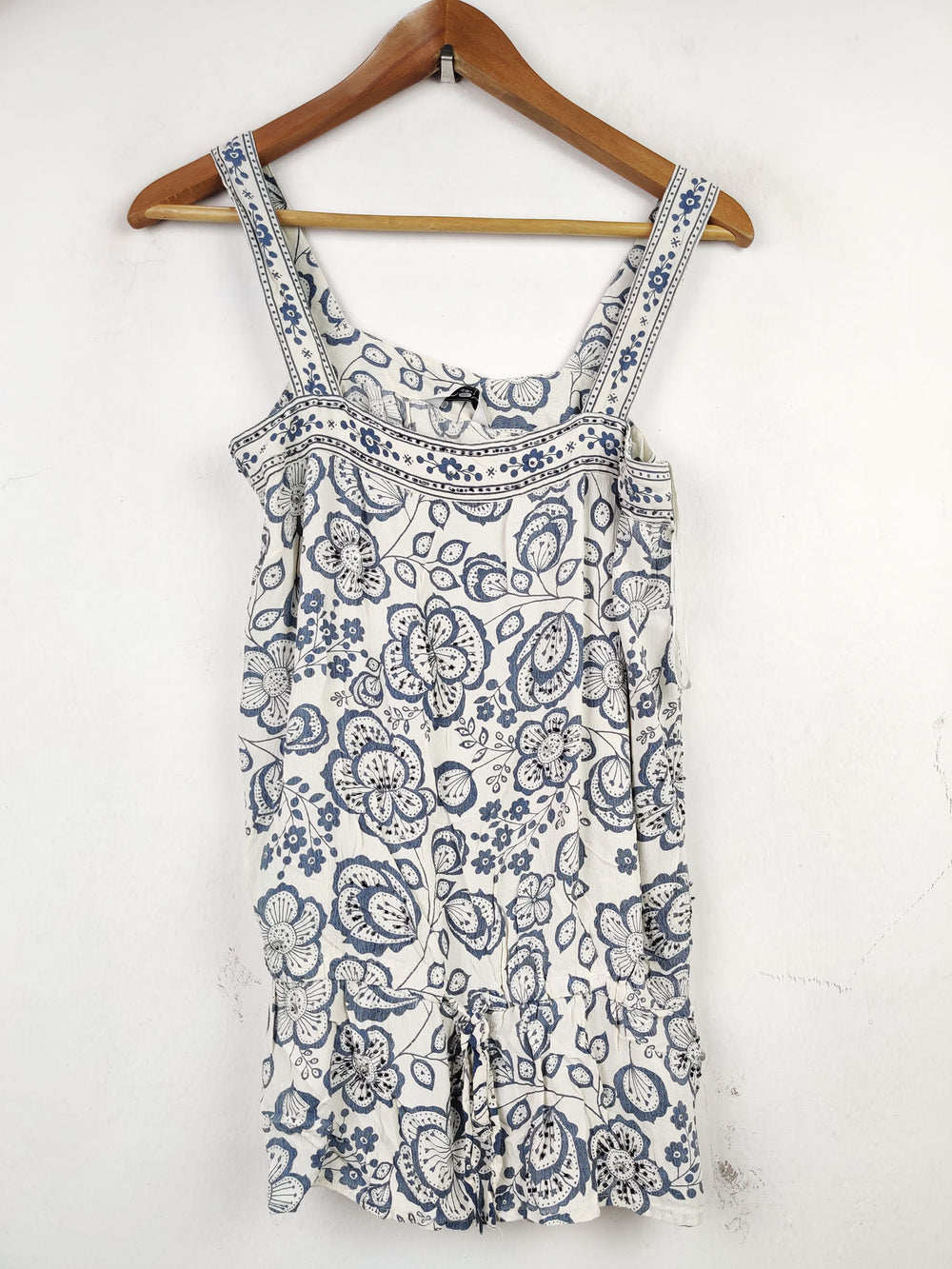 Buy online pre-used pre-loved 100% authentic & Original branded New Look (SWT-4042) available in Pakistan. Top international brands avilable.