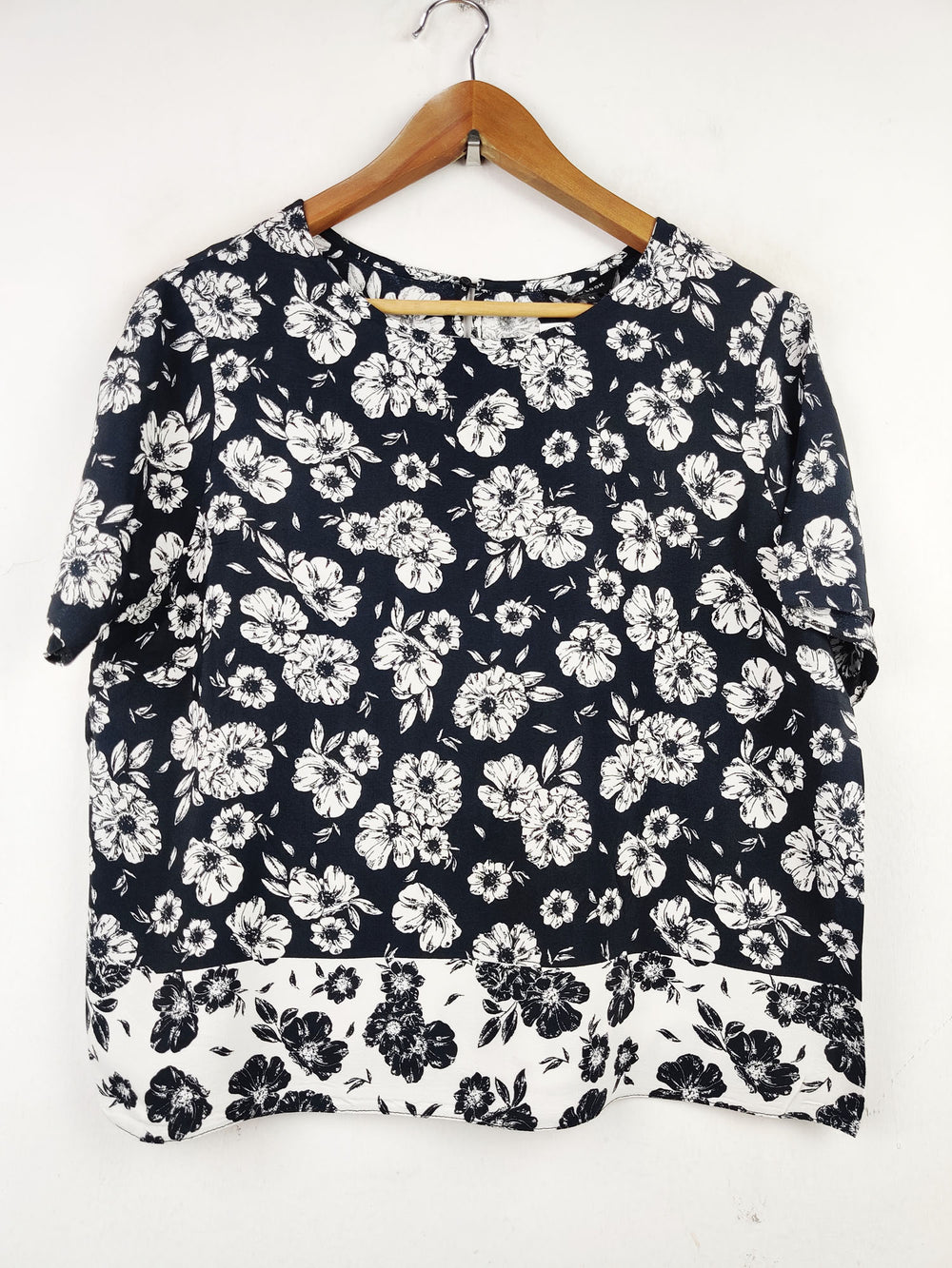 Buy online pre-used pre-loved 100% authentic & Original branded New Look (SWT-4052) available in Pakistan. Top international brands avilable.