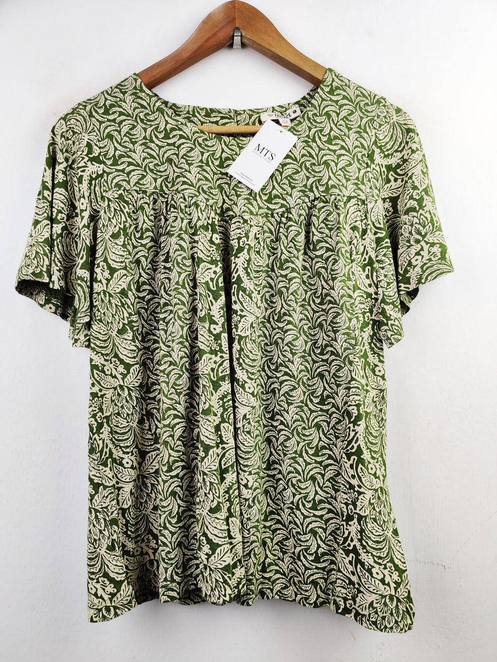 Buy online pre-used pre-loved 100% authentic & Original branded Fat Face (SWT-4102) available in Pakistan. Top international brands avilable.