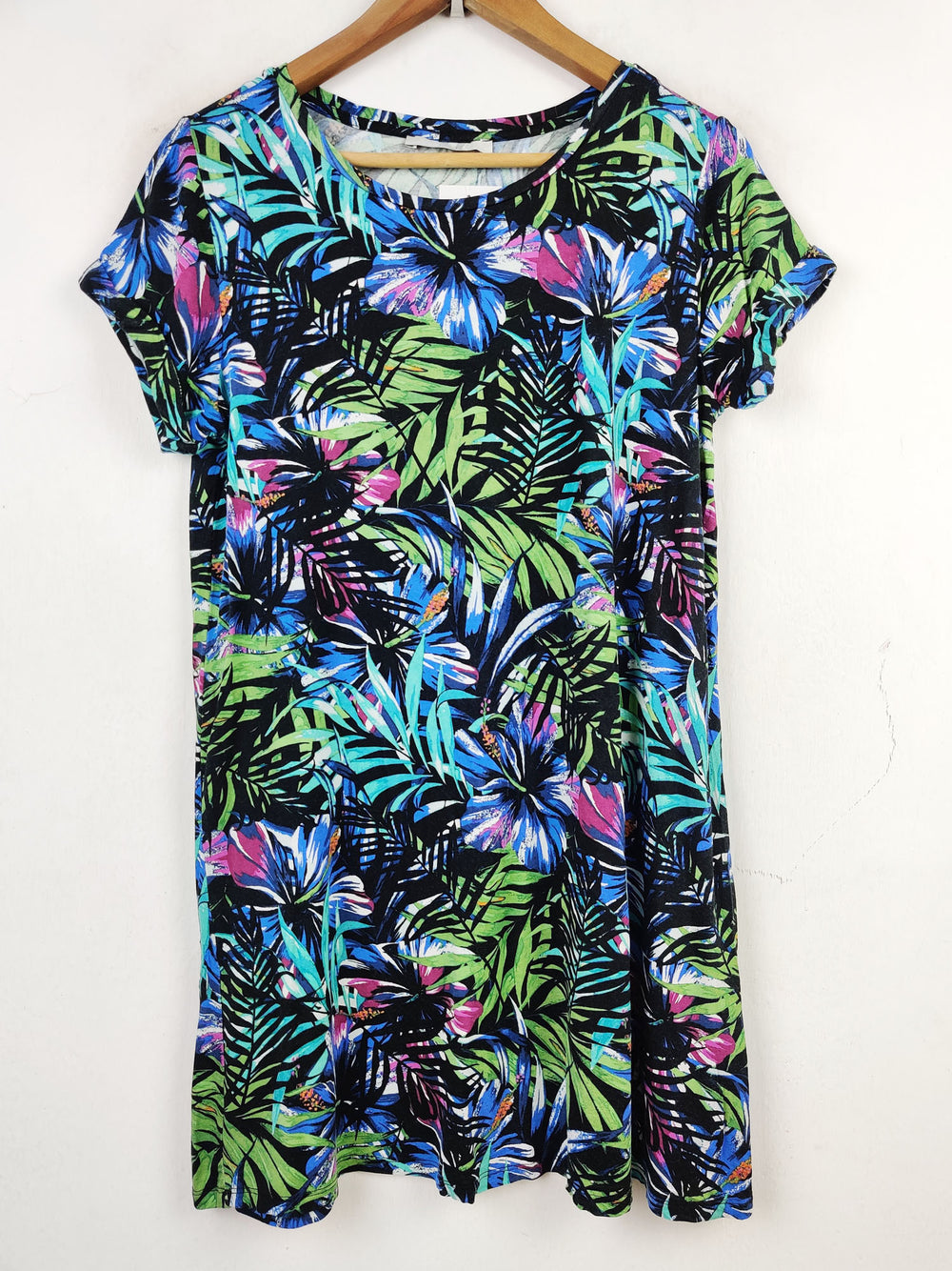 Buy online pre-used pre-loved 100% authentic & Original branded George (SWT-4212) available in Pakistan. Top international brands avilable.