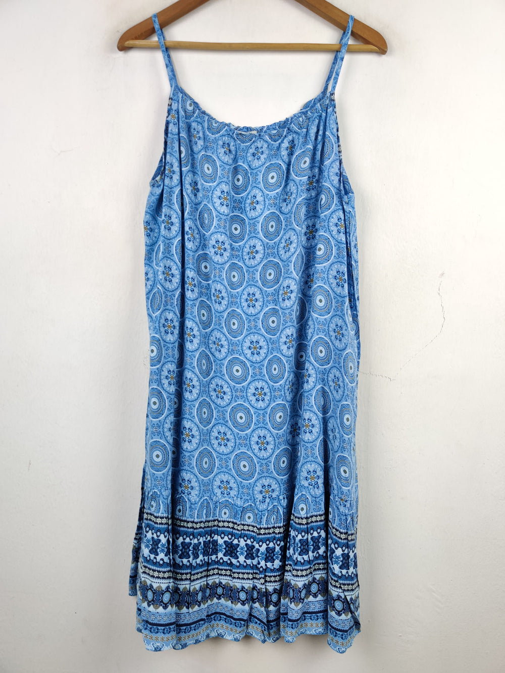 Buy online pre-used pre-loved 100% authentic & Original branded Unknown Brand (SWT-4222) available in Pakistan. Top international brands avilable.