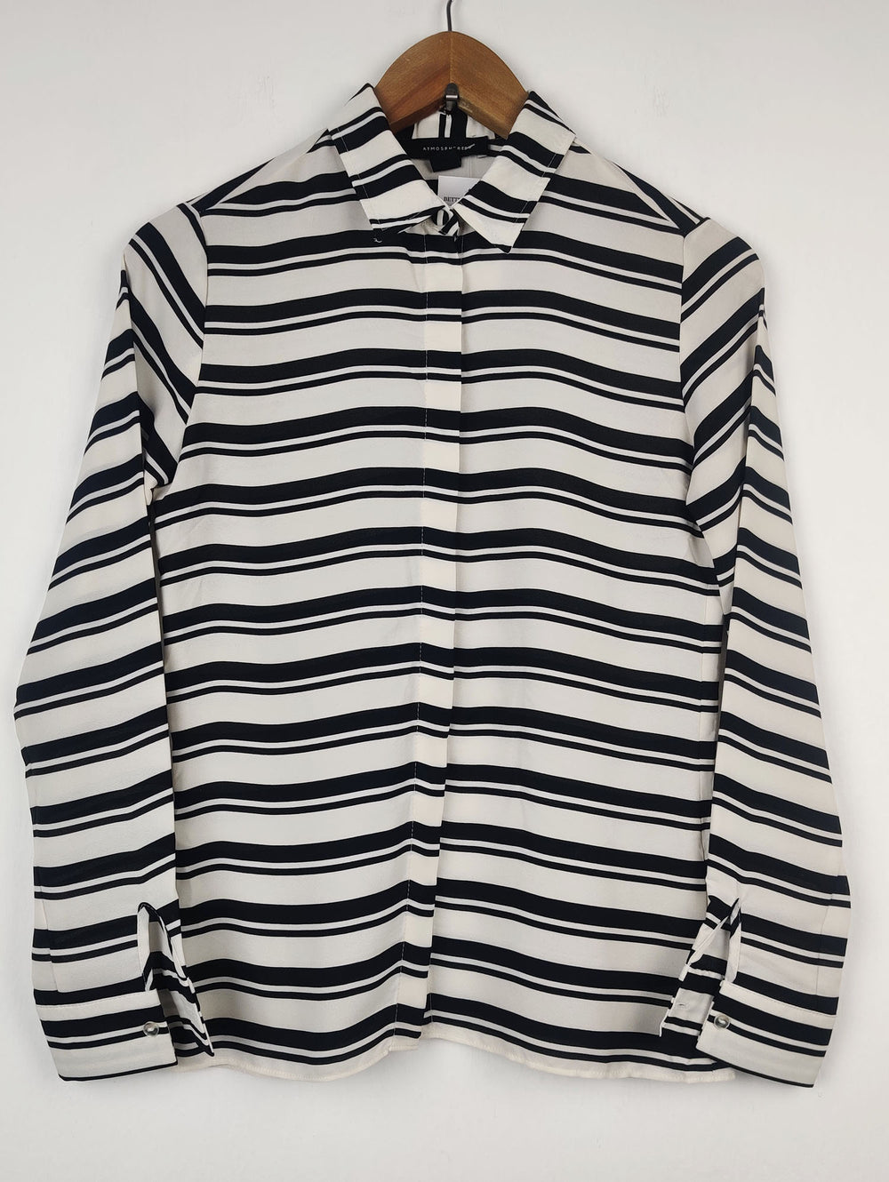 Buy online pre-used pre-loved 100% authentic & Original branded Atmosphere (SWT-427) available in Pakistan. Top international brands avilable.