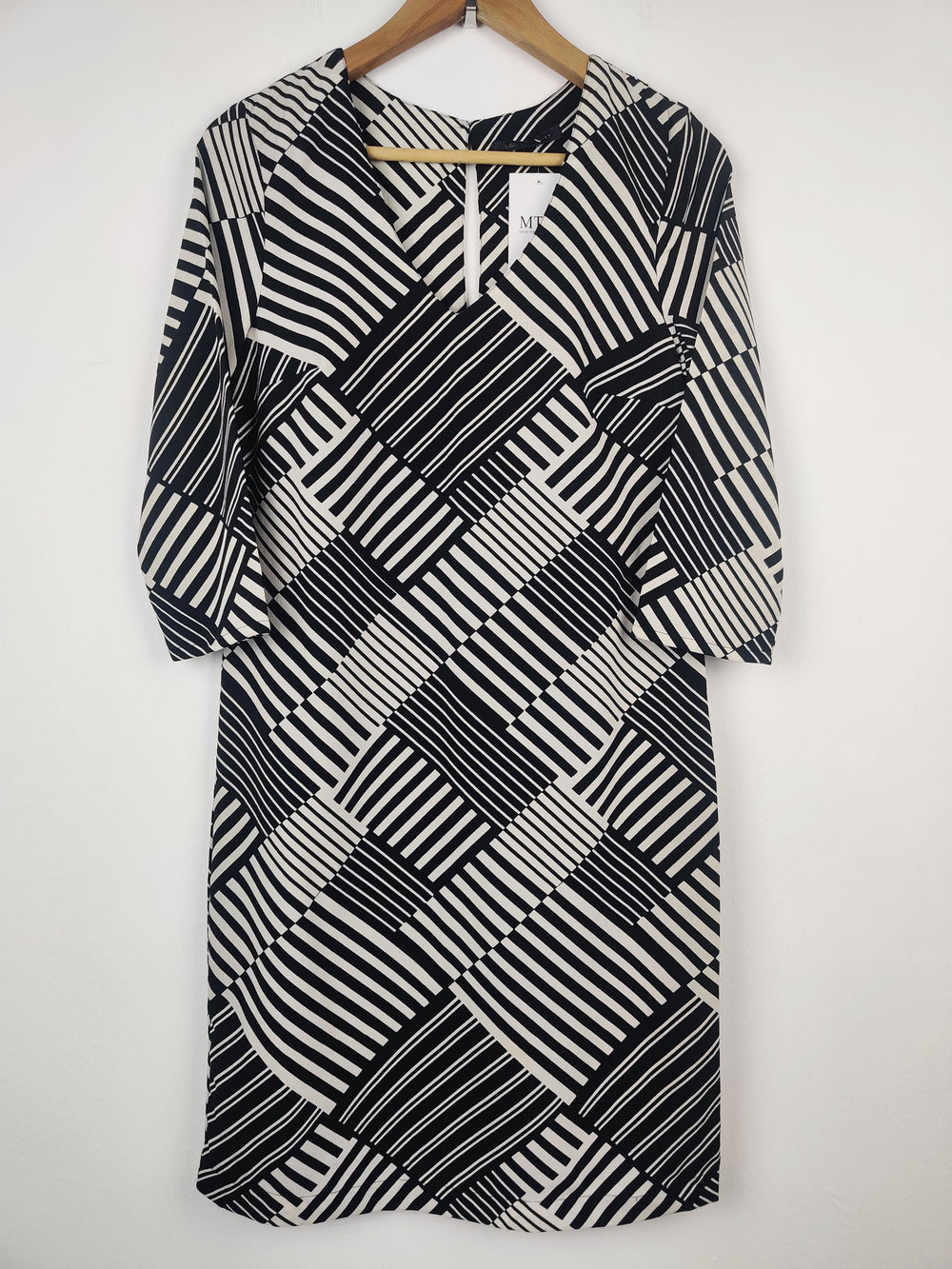 Buy online pre-used pre-loved 100% authentic & Original branded Marks & Spencer (SWT-429) available in Pakistan. Top international brands avilable.