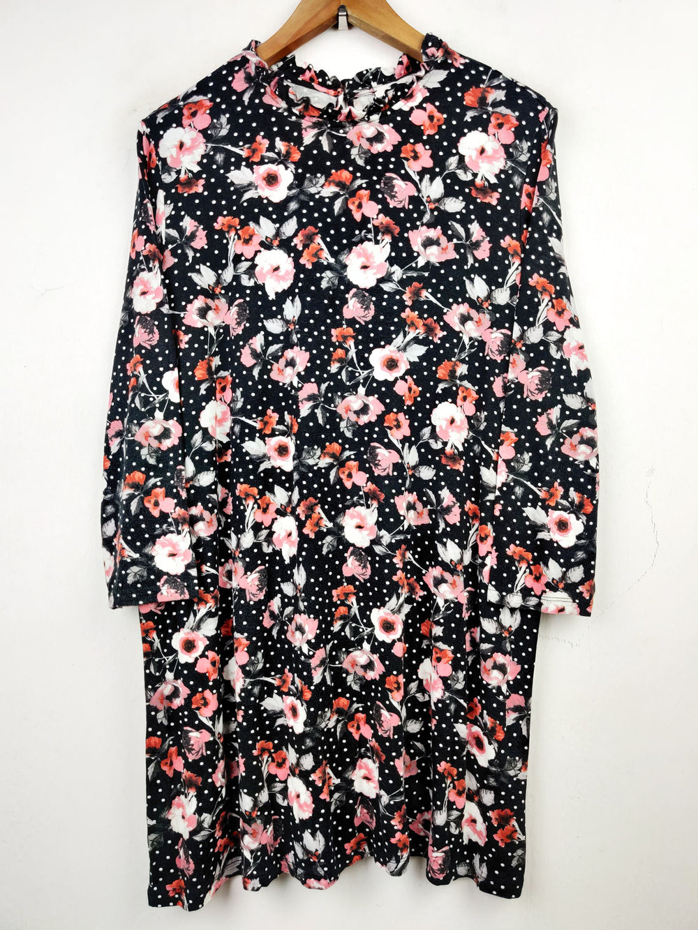 Buy online pre-used pre-loved 100% authentic & Original branded Tu (SWT-4375) available in Pakistan. Top international brands avilable.