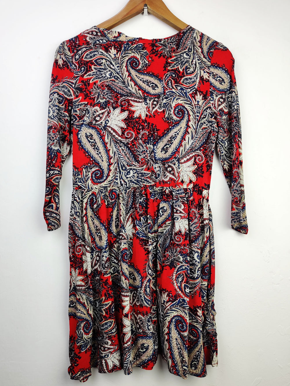 Buy online pre-used pre-loved 100% authentic & Original branded Glamours (SWT-4592) available in Pakistan. Top international brands avilable.