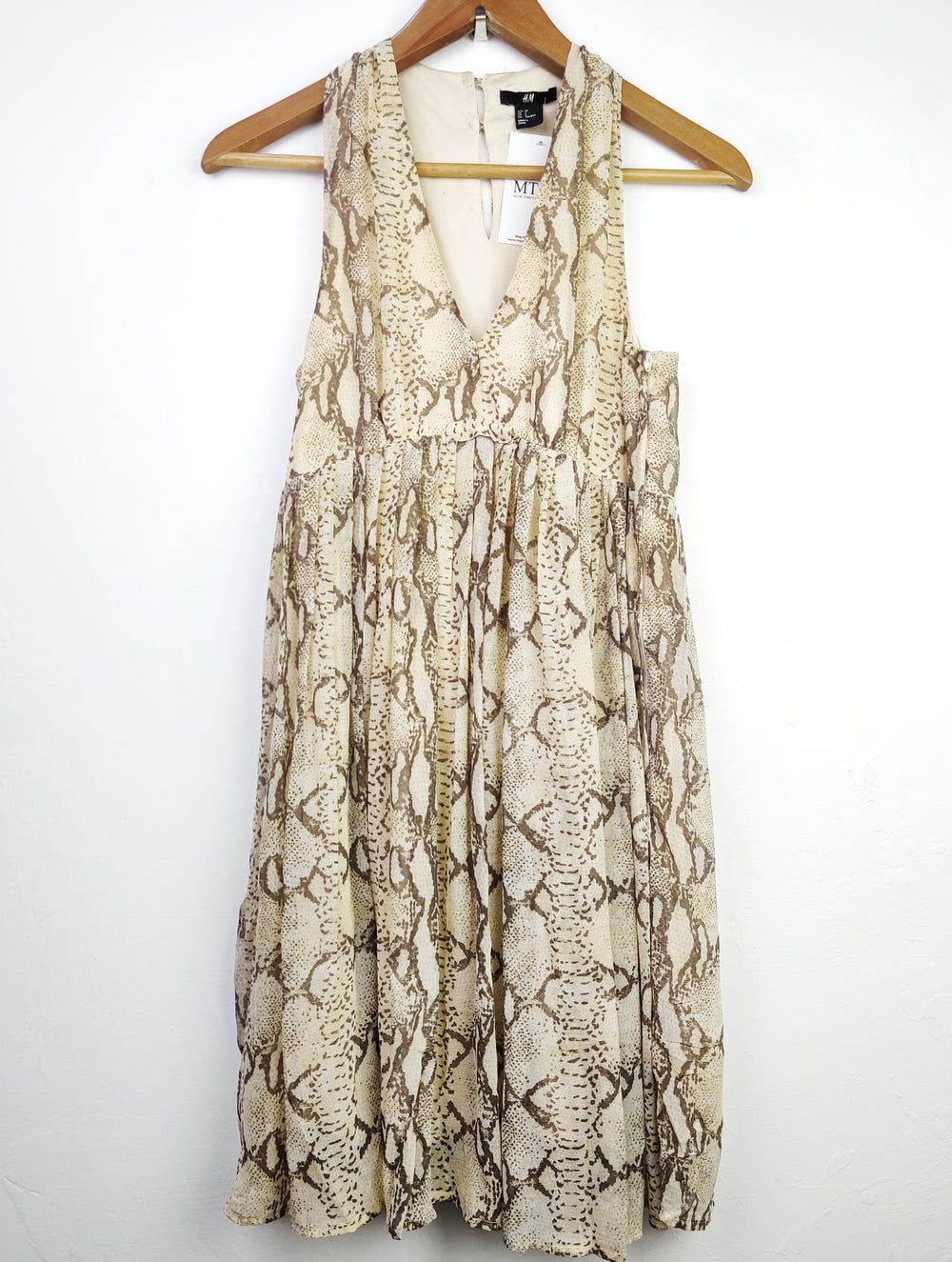 Buy online pre-used pre-loved 100% authentic & Original branded H&M (SWT-4615) available in Pakistan. Top international brands avilable.