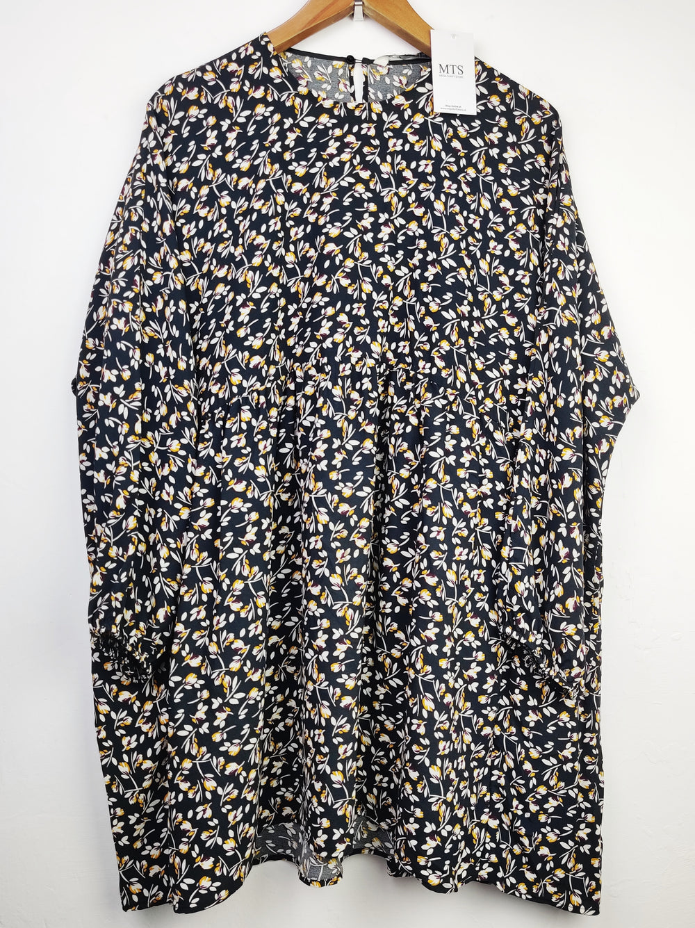 Buy online pre-used pre-loved 100% authentic & Original branded Zara (SWT-4619) available in Pakistan. Top international brands avilable.