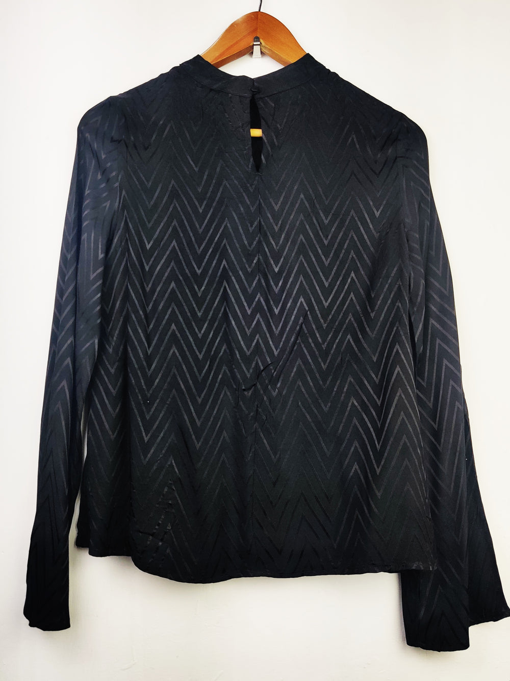 Buy online pre-used pre-loved 100% authentic & Original branded Marks & Spencer (SWT-4636) available in Pakistan. Top international brands avilable.