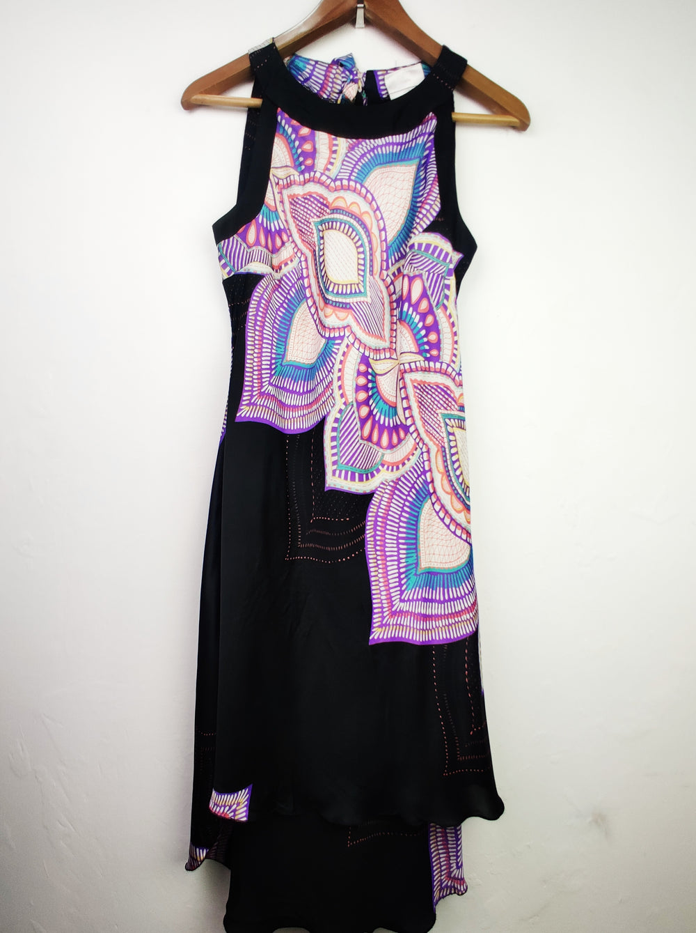 Buy online pre-used pre-loved 100% authentic & Original branded Wallis (SWT-4689) available in Pakistan. Top international brands avilable.