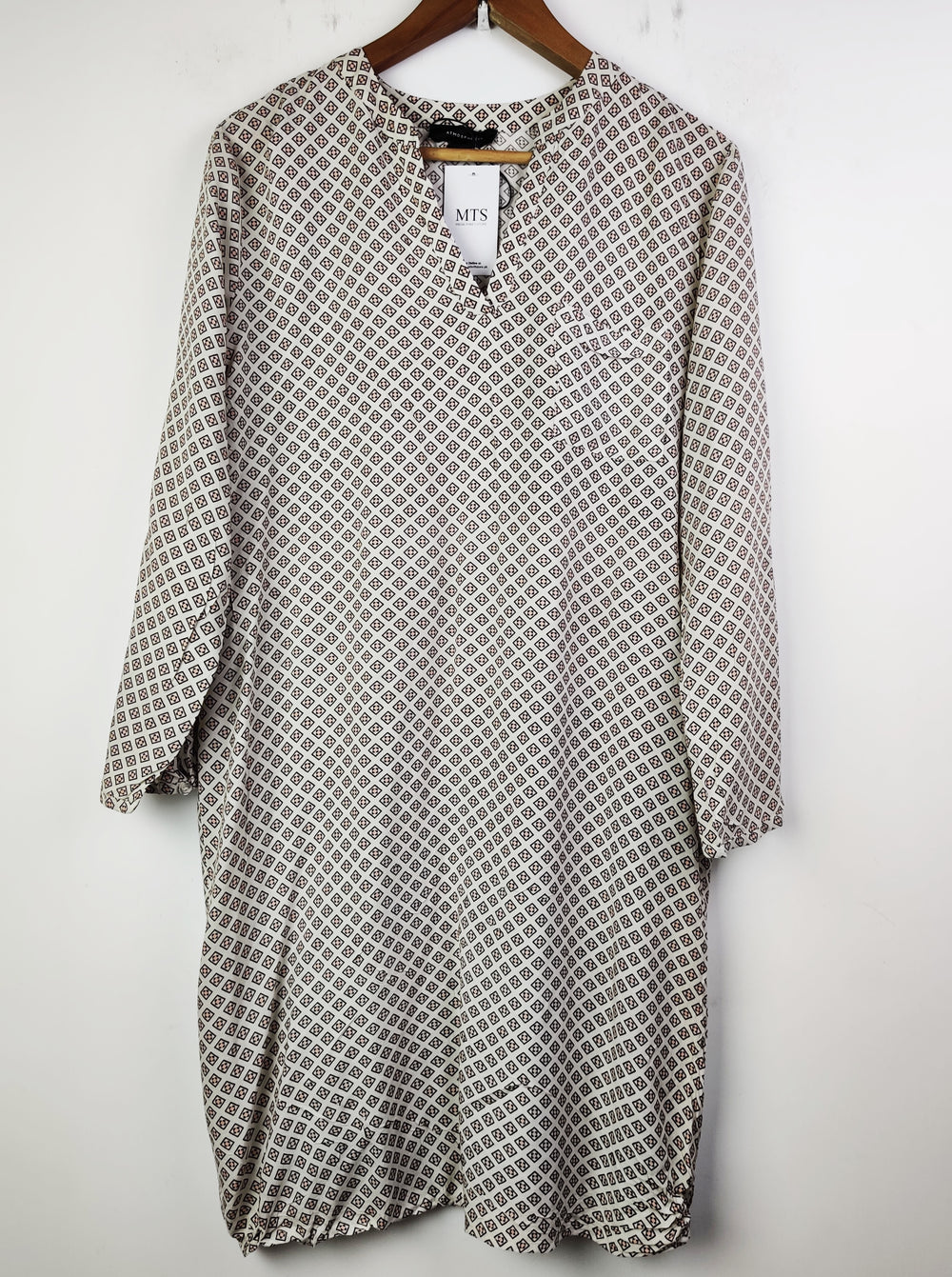 Buy online pre-used pre-loved 100% authentic & Original branded Atmosphere (SWT-4773) available in Pakistan. Top international brands avilable.