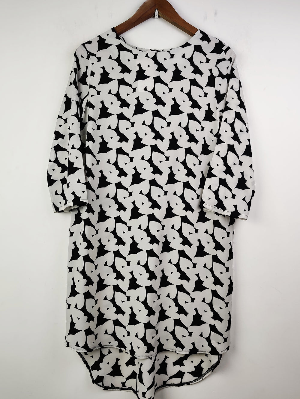 Buy online pre-used pre-loved 100% authentic & Original branded Unknown Brand (SWT-4814) available in Pakistan. Top international brands avilable.