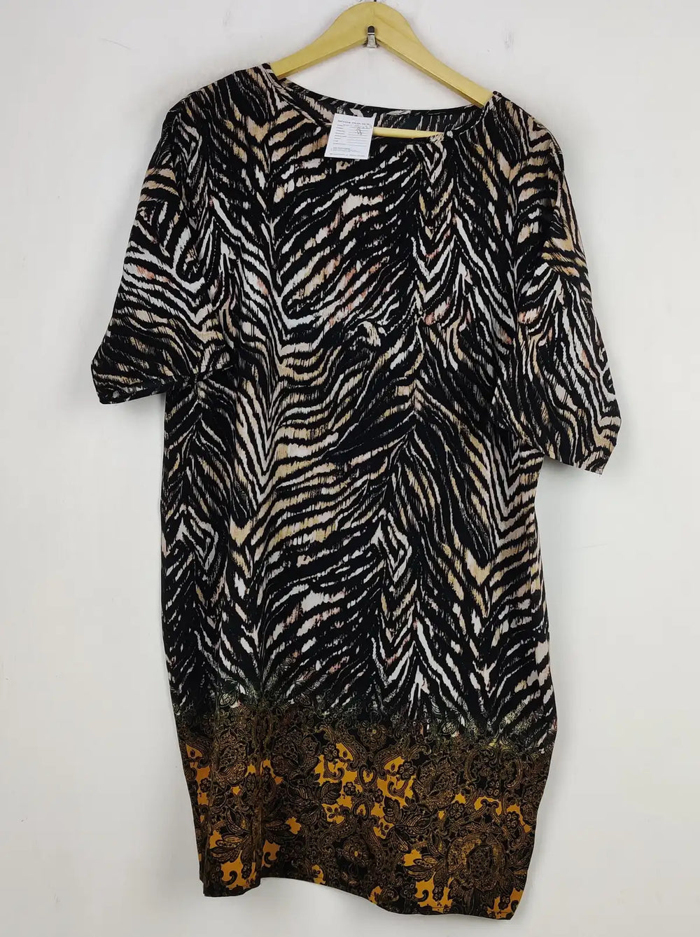 Buy online pre-used pre-loved 100% authentic & Original branded Unknown Brand (SWT-5033) available in Pakistan. Top international brands avilable.