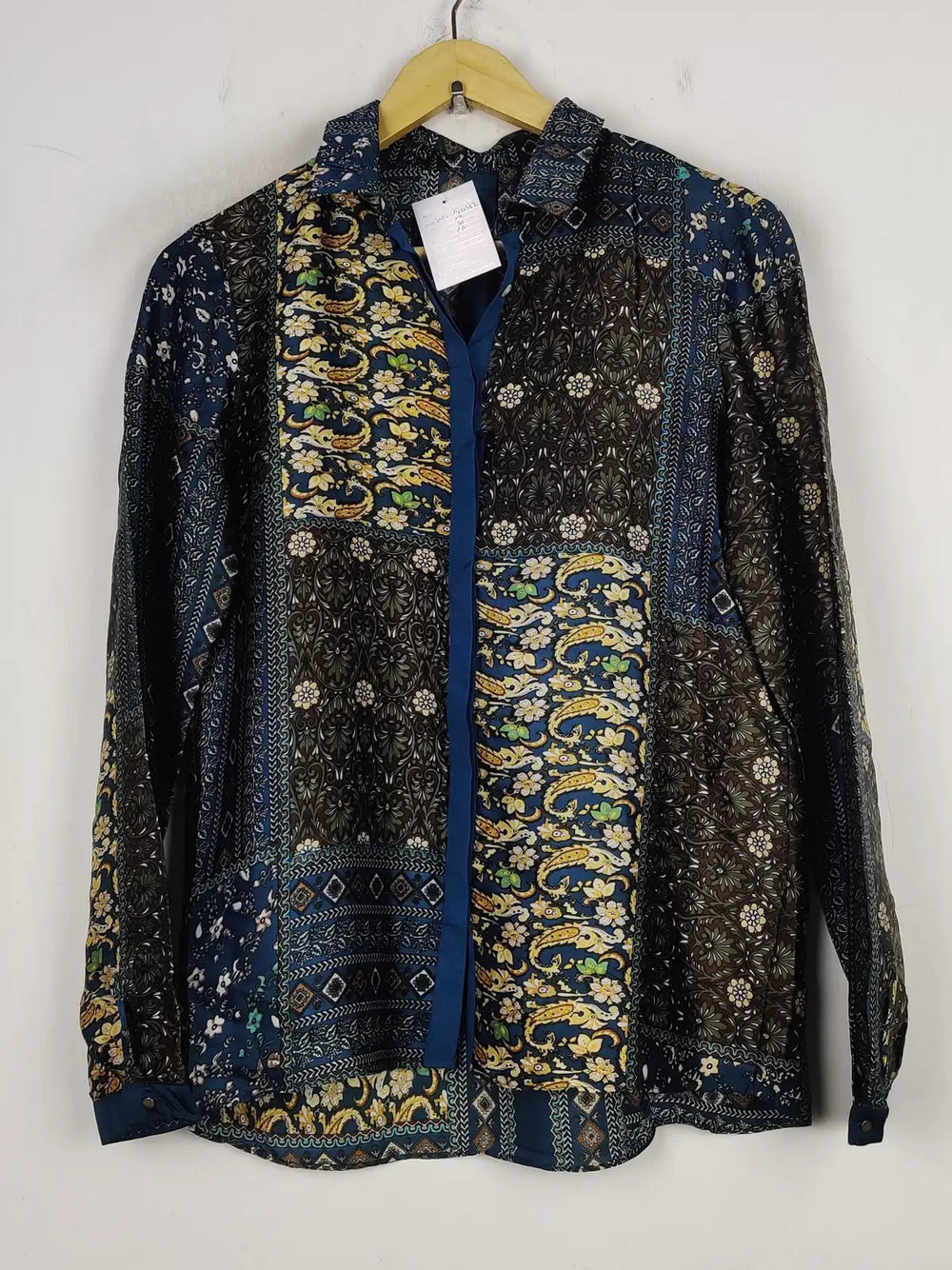 Buy online pre-used pre-loved 100% authentic & Original branded Unknown Brand (SWT-5042) available in Pakistan. Top international brands avilable.