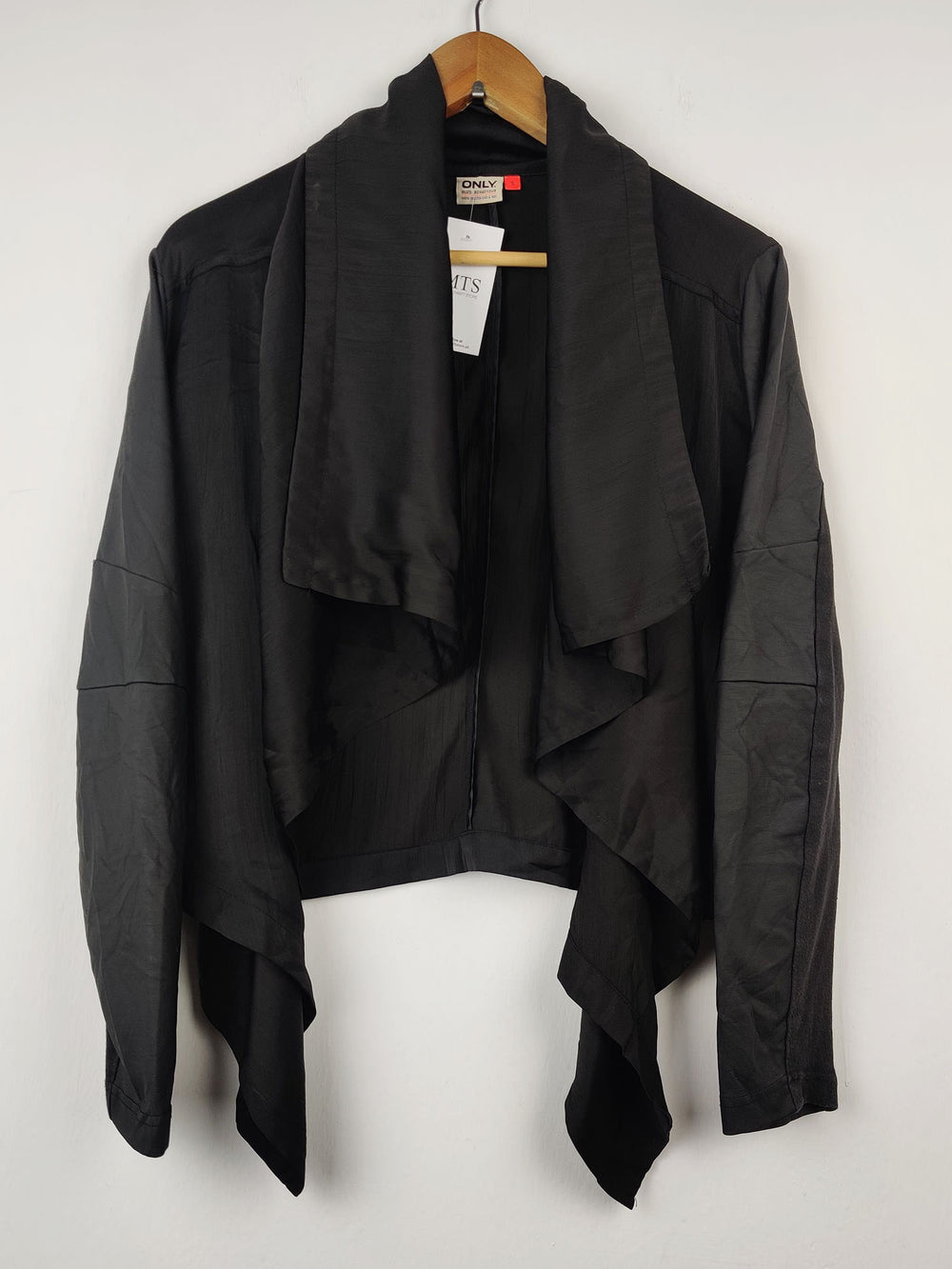 Buy online pre-used pre-loved 100% authentic & Original branded Only (SWT-526) available in Pakistan. Top international brands avilable.