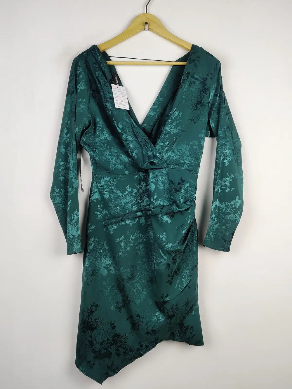 Buy online pre-used pre-loved 100% authentic & Original branded Vesper (SWT-5271) available in Pakistan. Top international brands avilable.