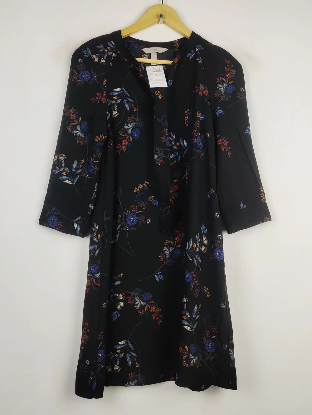 Buy online pre-used pre-loved 100% authentic & Original branded H&M (SWT-5279) available in Pakistan. Top international brands avilable.