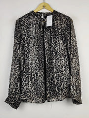 Buy online pre-used pre-loved 100% authentic & Original branded Billie Blossom (SWT-5299) available in Pakistan. Top international brands avilable.