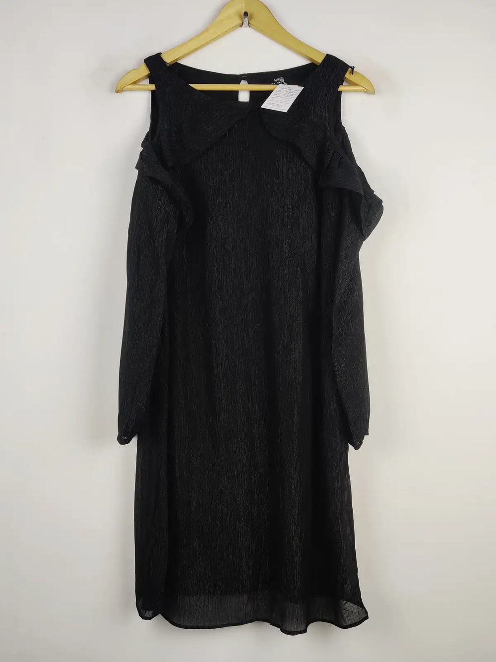 Buy online pre-used pre-loved 100% authentic & Original branded Wallis (SWT-5301) available in Pakistan. Top international brands avilable.