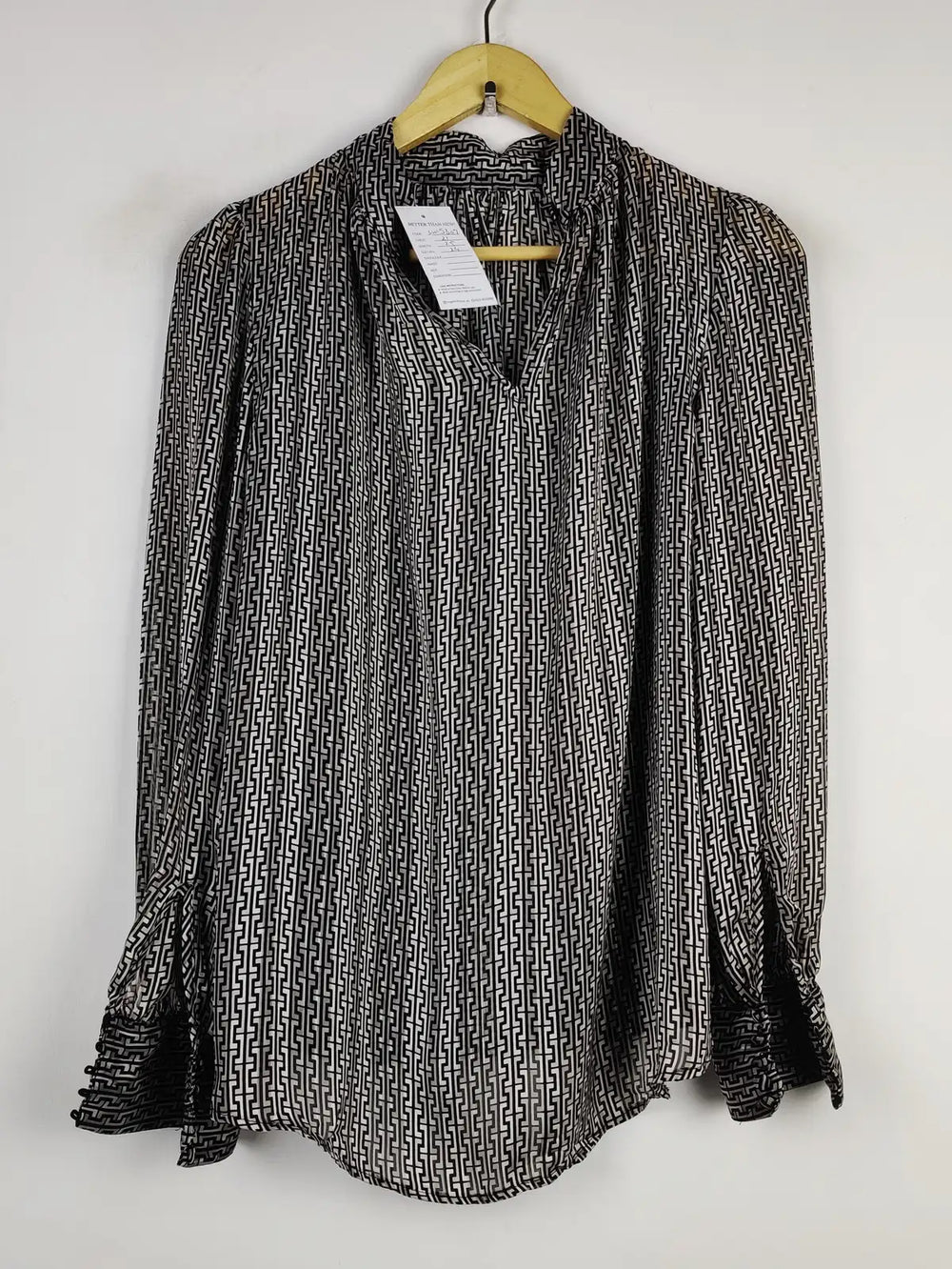 Buy online pre-used pre-loved 100% authentic & Original branded H&M (SWT-5307) available in Pakistan. Top international brands avilable.