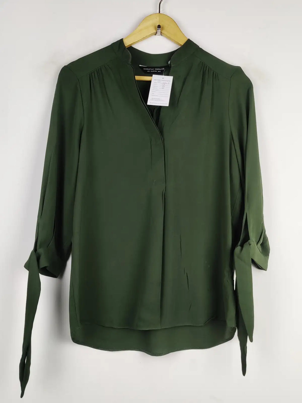 Buy online pre-used pre-loved 100% authentic & Original branded Dorothy Perkins (SWT-5309) available in Pakistan. Top international brands avilable.