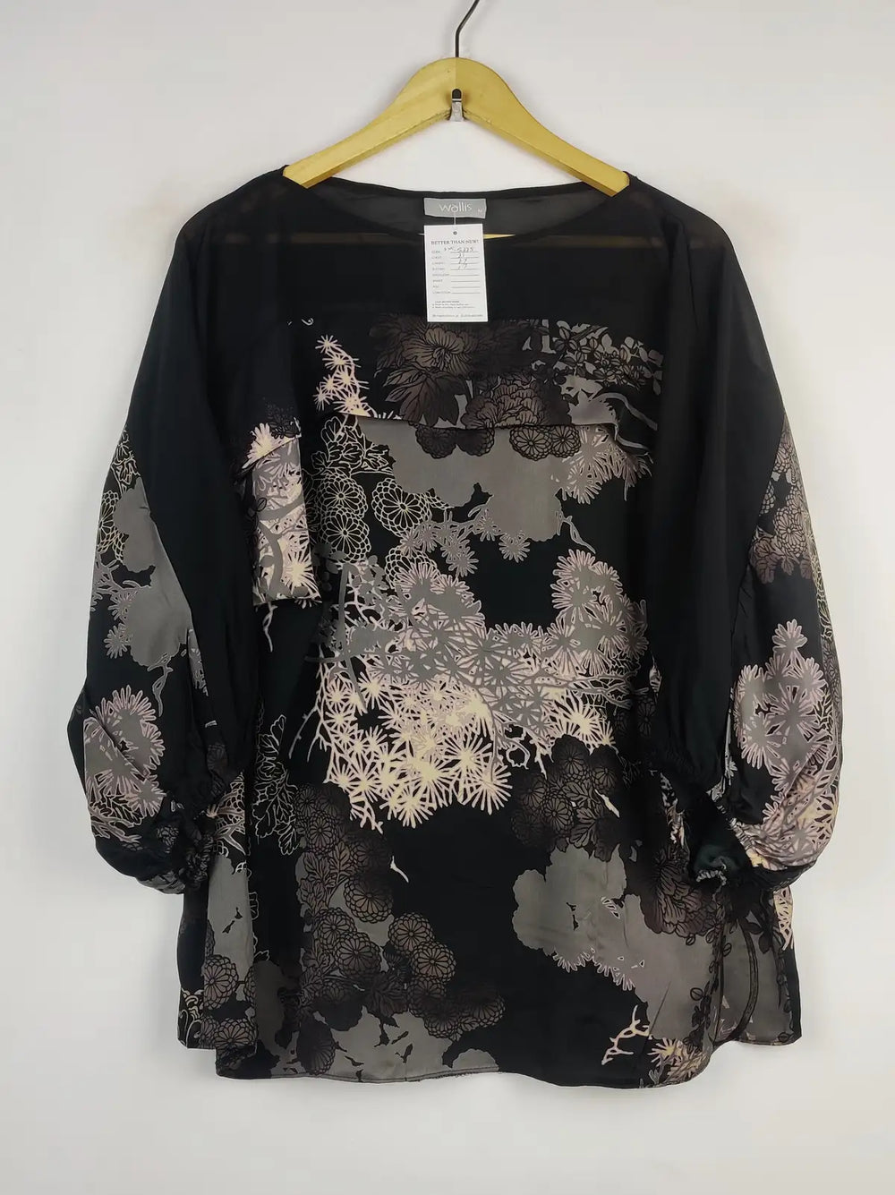 Buy online pre-used pre-loved 100% authentic & Original branded Wallis (SWT-5335) available in Pakistan. Top international brands avilable.