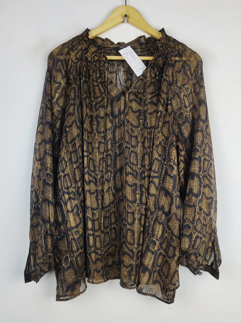 Buy online pre-used pre-loved 100% authentic & Original branded Mark And Spencer (SWT-5364) available in Pakistan. Top international brands avilable.