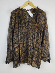 Buy online pre-used pre-loved 100% authentic & Original branded Mark And Spencer (SWT-5364) available in Pakistan. Top international brands avilable.