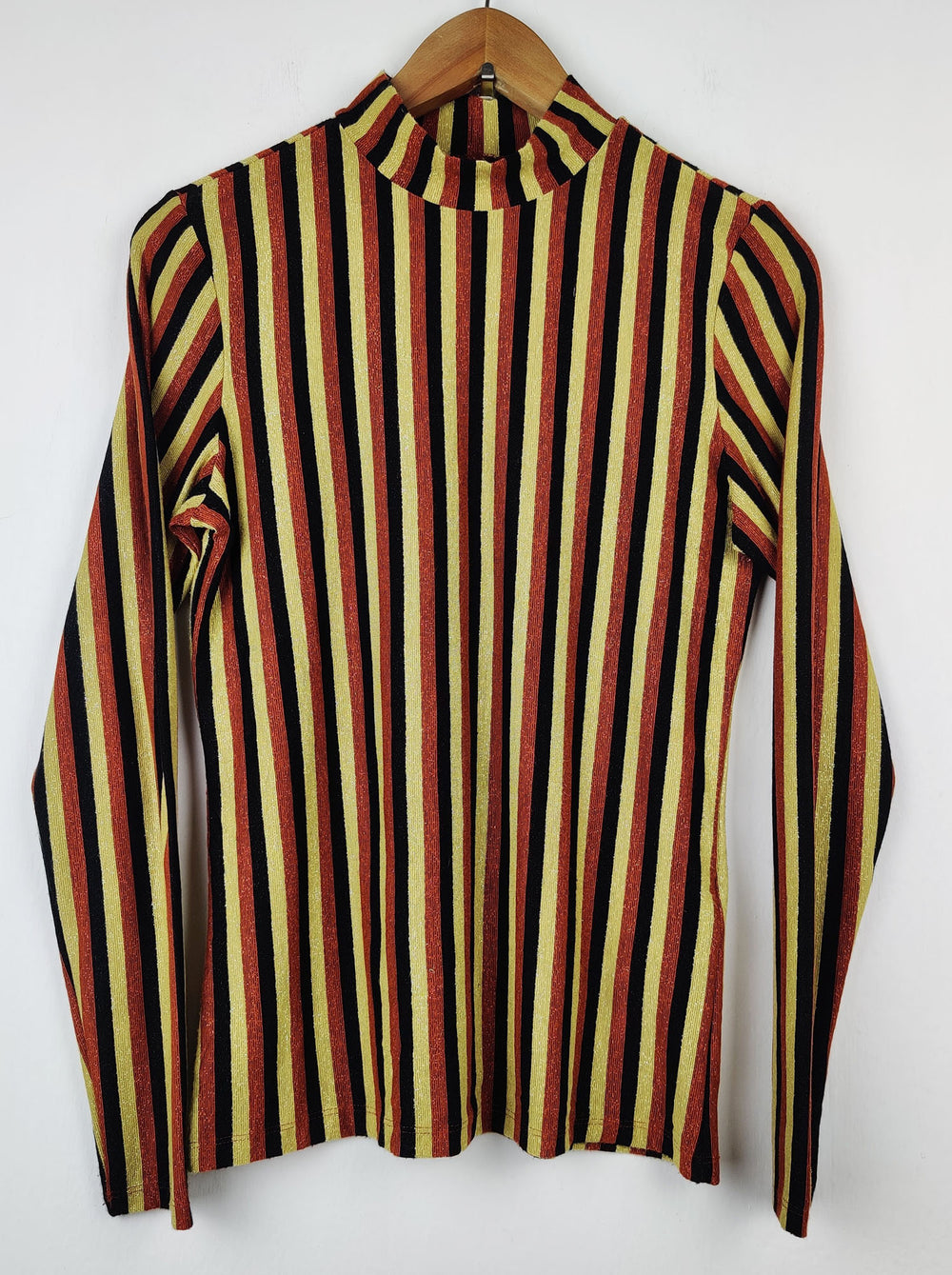 Buy online pre-used pre-loved 100% authentic & Original branded Only (SWT-546) available in Pakistan. Top international brands avilable.