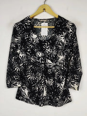 Buy online pre-used pre-loved 100% authentic & Original branded Pettie (SWT-5475) available in Pakistan. Top international brands avilable.