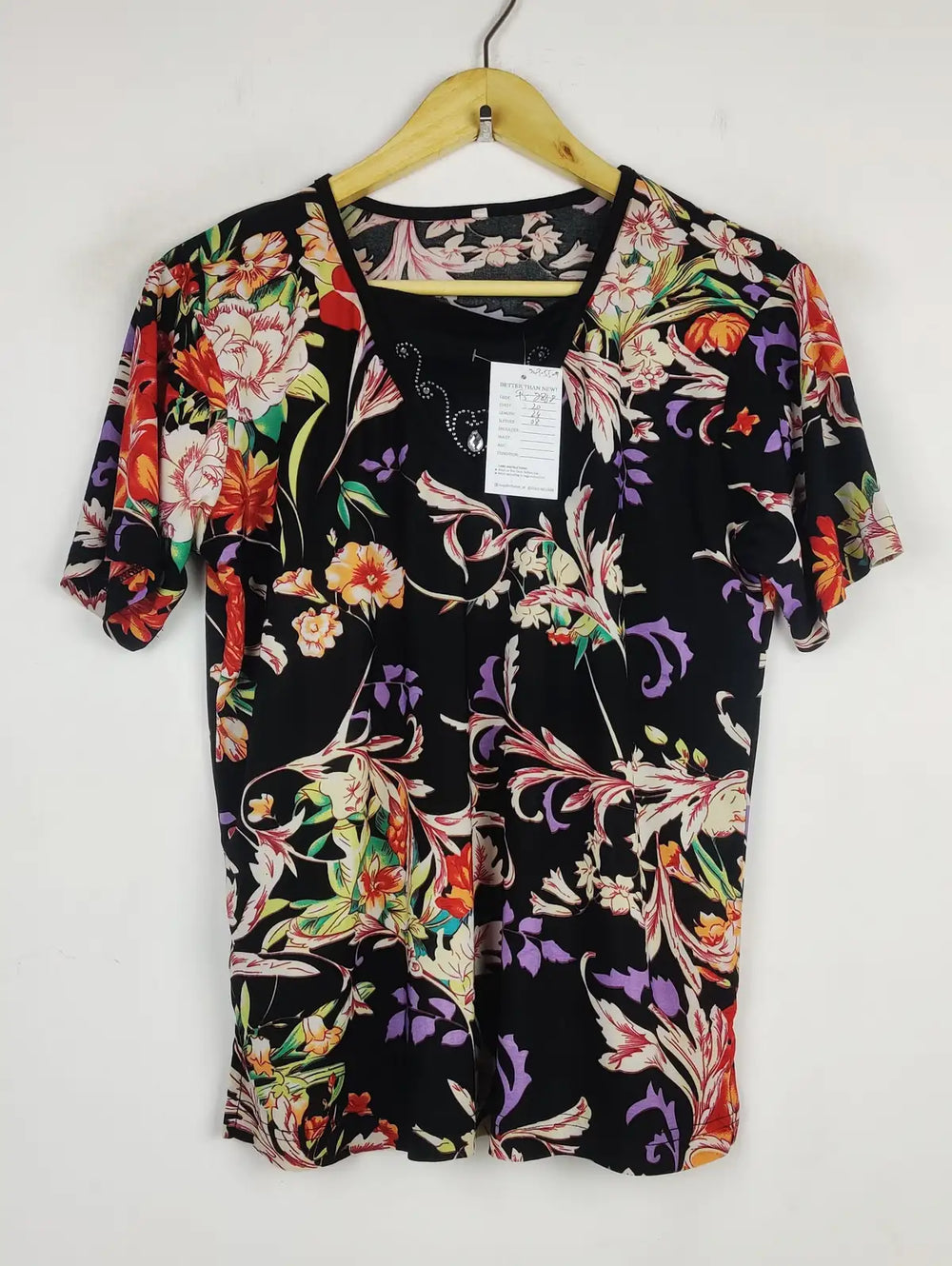 Buy online pre-used pre-loved 100% authentic & Original branded Unknown Brand (SWT-5509) available in Pakistan. Top international brands avilable.