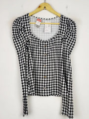 Buy online pre-used pre-loved 100% authentic & Original branded Unknown Brand (SWT-5566) available in Pakistan. Top international brands avilable.