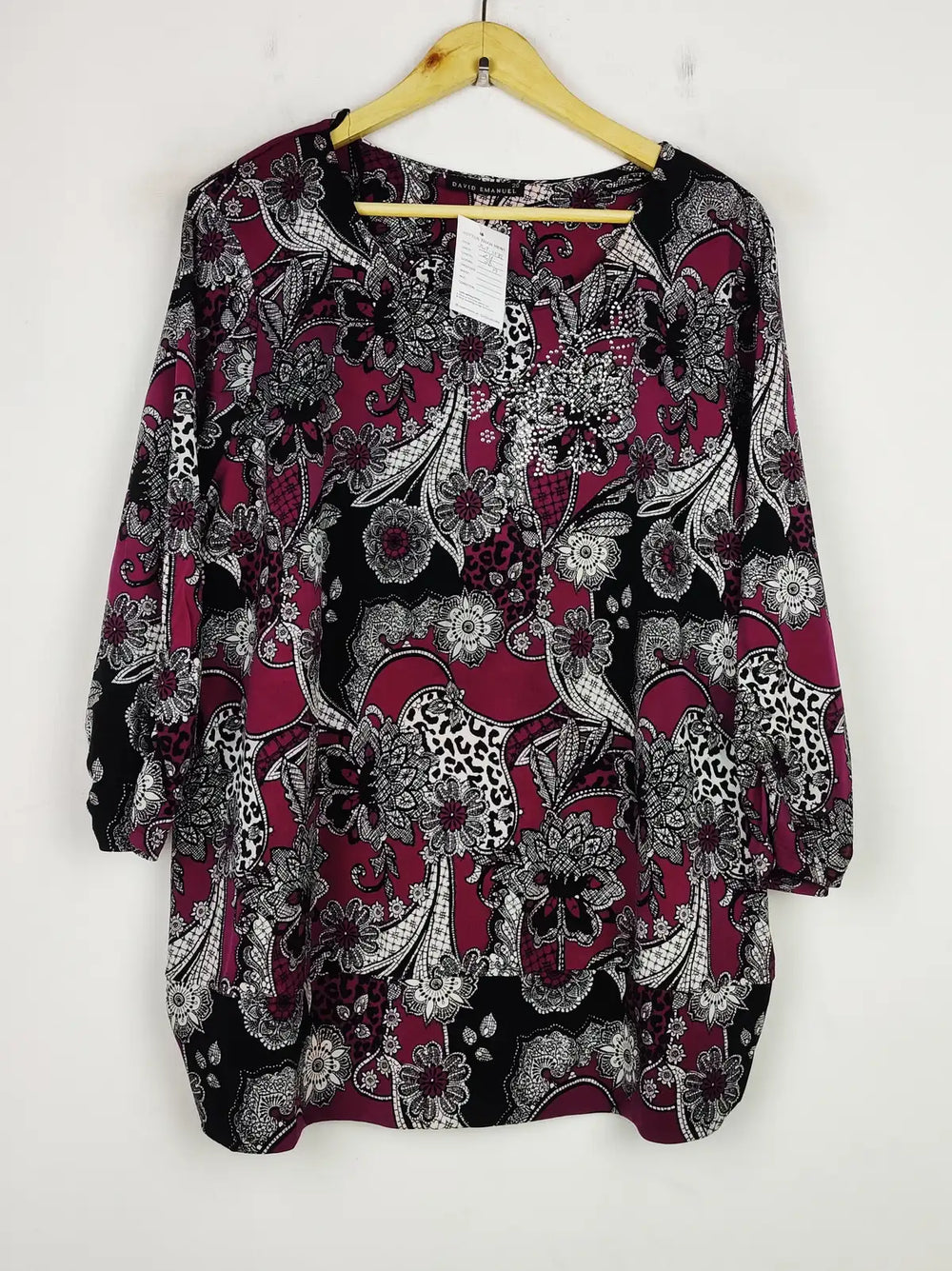 Buy online pre-used pre-loved 100% authentic & Original branded David Emanuel (SWT-5588) available in Pakistan. Top international brands avilable.