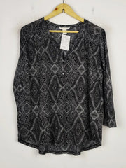 Buy online pre-used pre-loved 100% authentic & Original branded H&M (SWT-5593) available in Pakistan. Top international brands avilable.