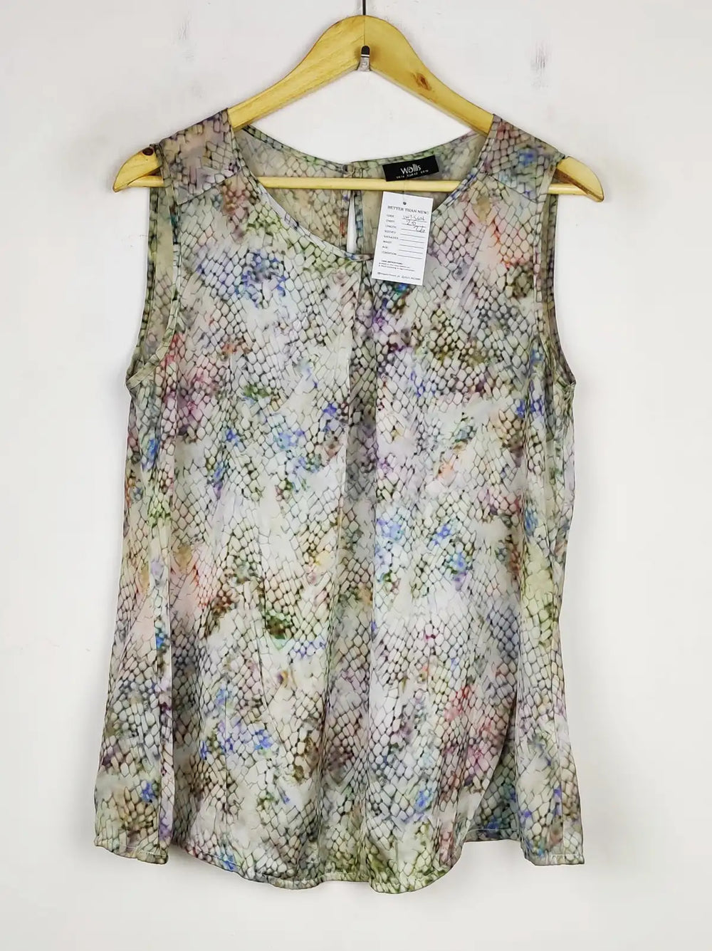 Buy online pre-used pre-loved 100% authentic & Original branded Wallis (SWT-5606) available in Pakistan. Top international brands avilable.