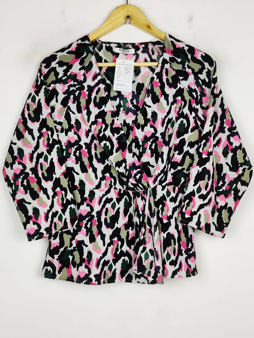 Buy online pre-used pre-loved 100% authentic & Original branded Pieces (SWT-5610) available in Pakistan. Top international brands avilable.